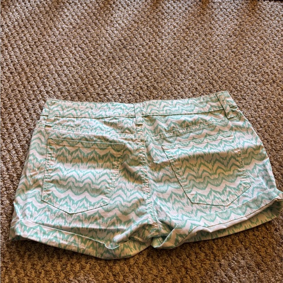 GAP Green and White Chevron Shorts - Picture 3 of 4